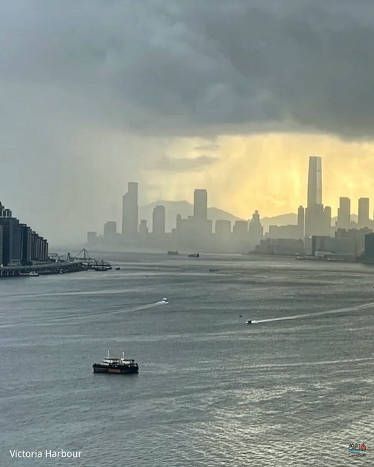 Hong Kong Setelah Ditinggalkan Oleh Topan Ragasa, Rabu (24/09).